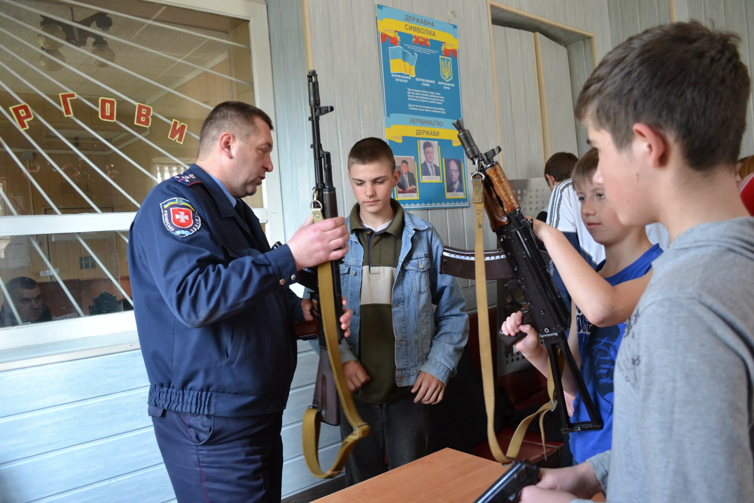 Острозьким  школярам  провели екскурсії у відділку поліції