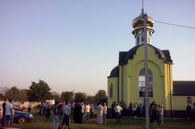 У Бадівці представники УПЦ КП не пускали в храм прихожан Московсього патріархату