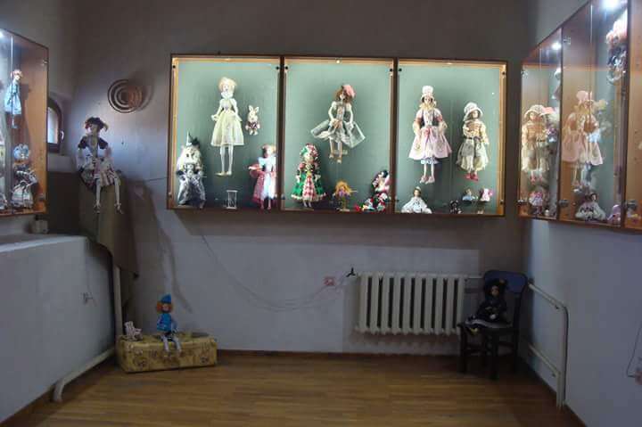В Острозі відкрили виставку креативних ляльок