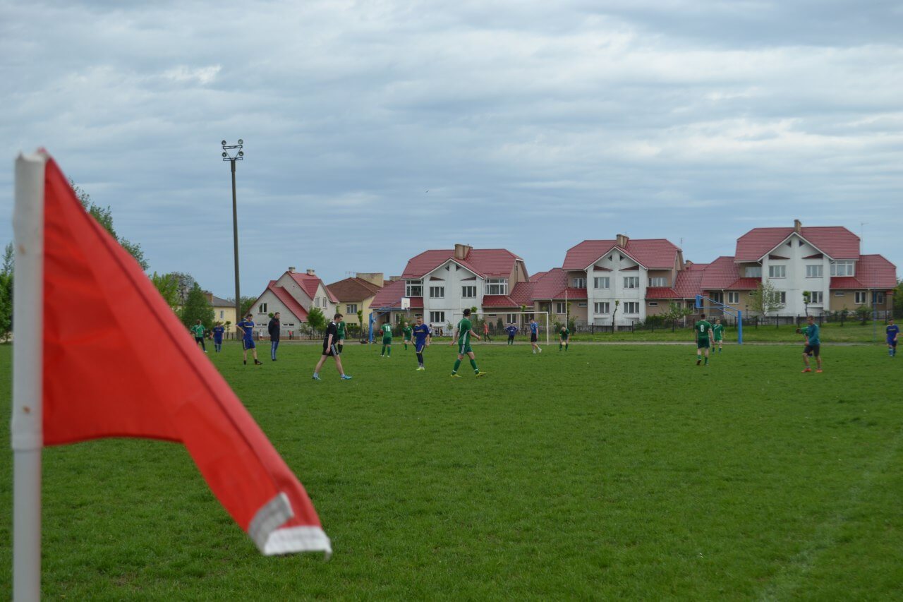В Острозі відбулися перші ігри футбольного турніру