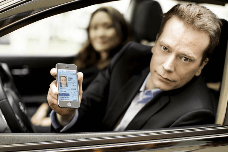 В Україні робитимуть цифрові водійські права та студентські квитки