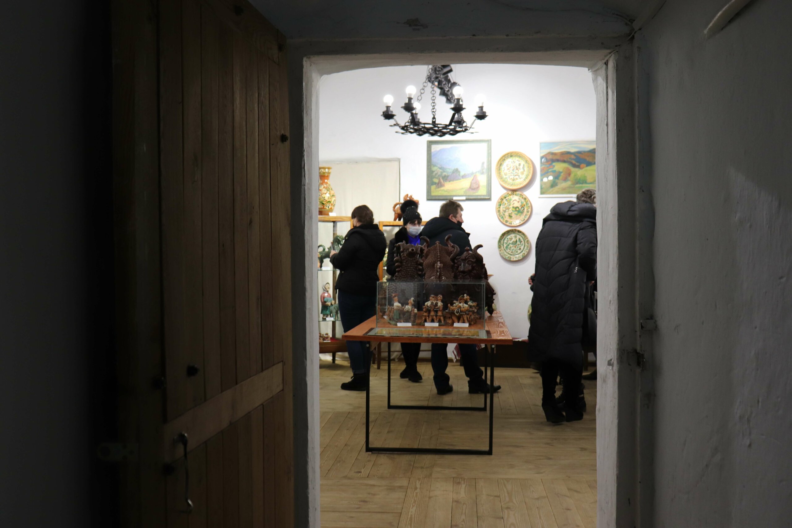 В Острозі презентували виставку “Відкриті фонди: кераміка”