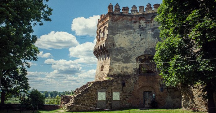 1200x630px-Ostroh_Castle_1