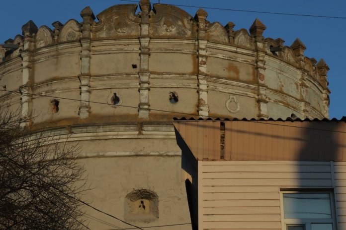 головна
