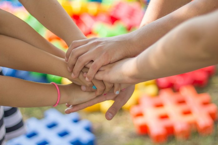 hands-g1c0d991b7_1280