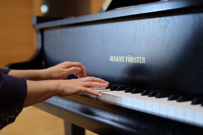 pianist-hands-g0e835e8de_1280