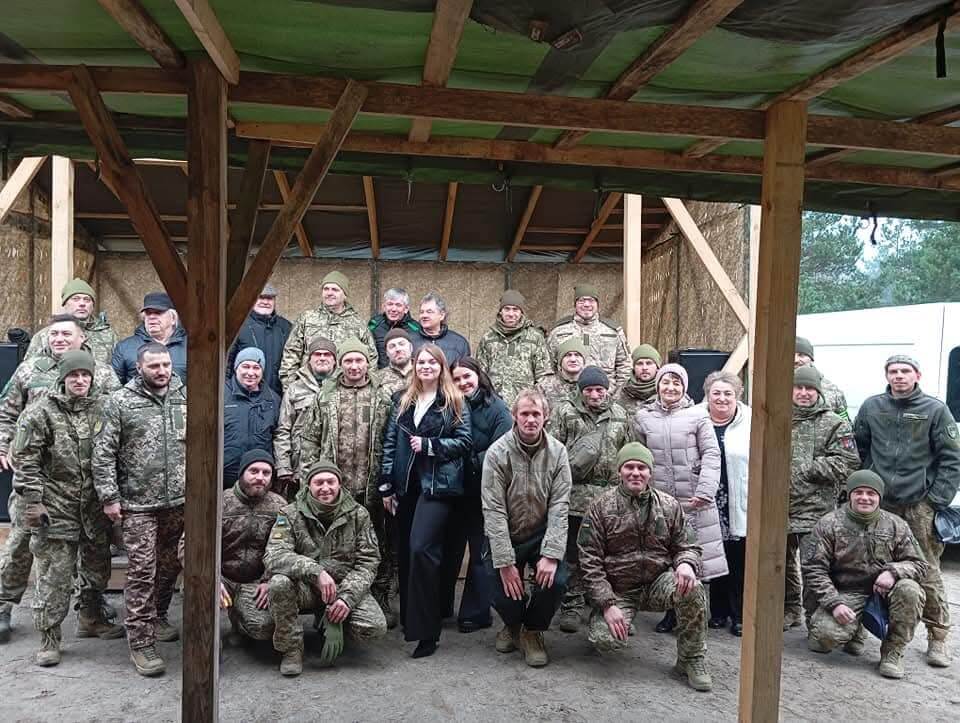 Артистки з Острога виступили для військовослужбовців, які проходять навчання на Рівненщині