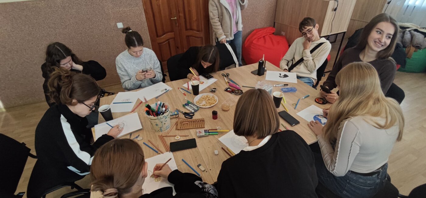 В Острозі провели майстер-клас з виготовлення шевронів