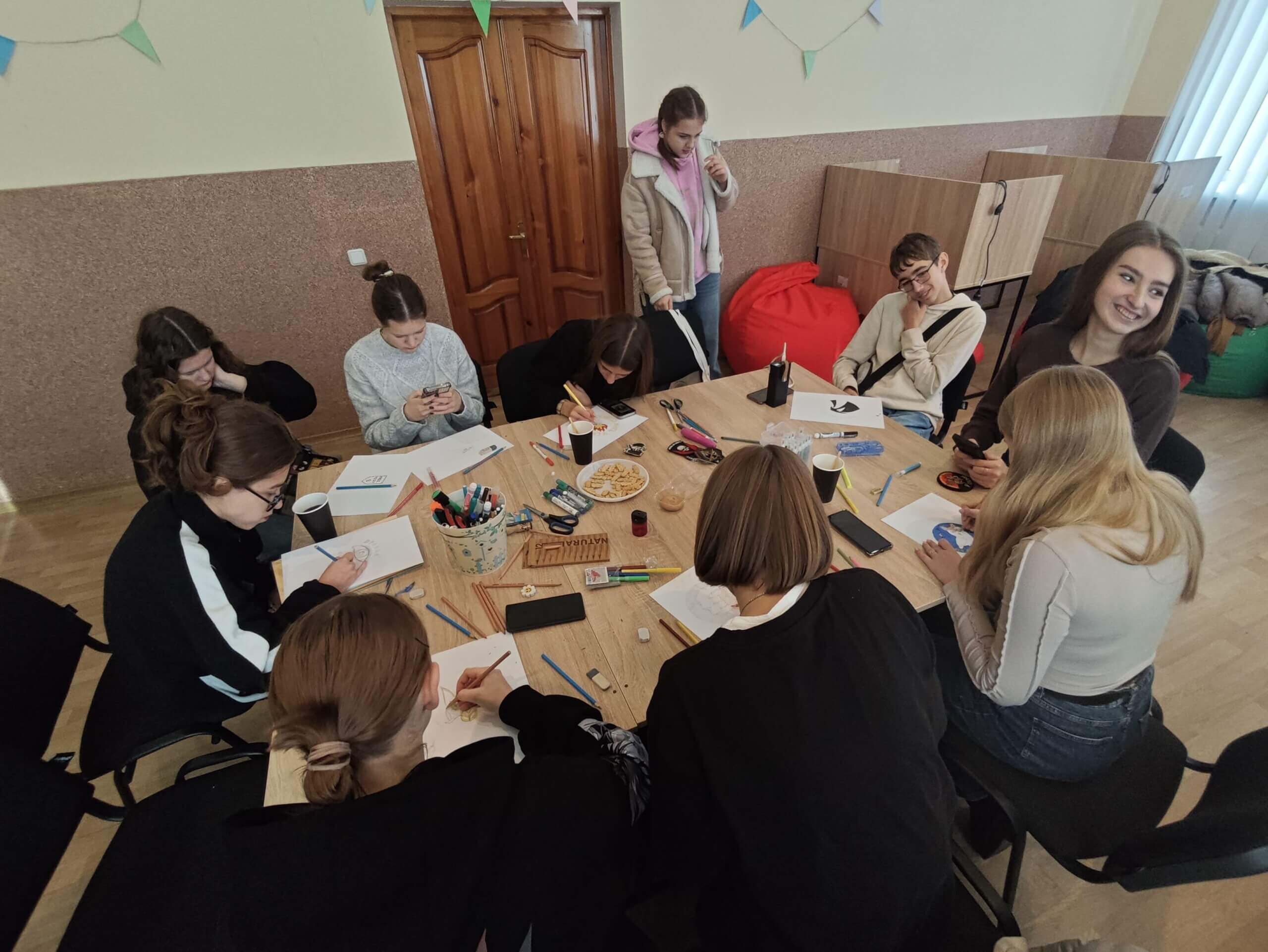 В Острозі провели майстер-клас з виготовлення шевронів