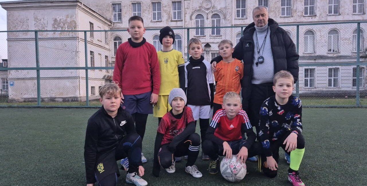 Гарячі серця проти зимового холоду: репортаж з вечірнього тренування футболістів ДЮСШ