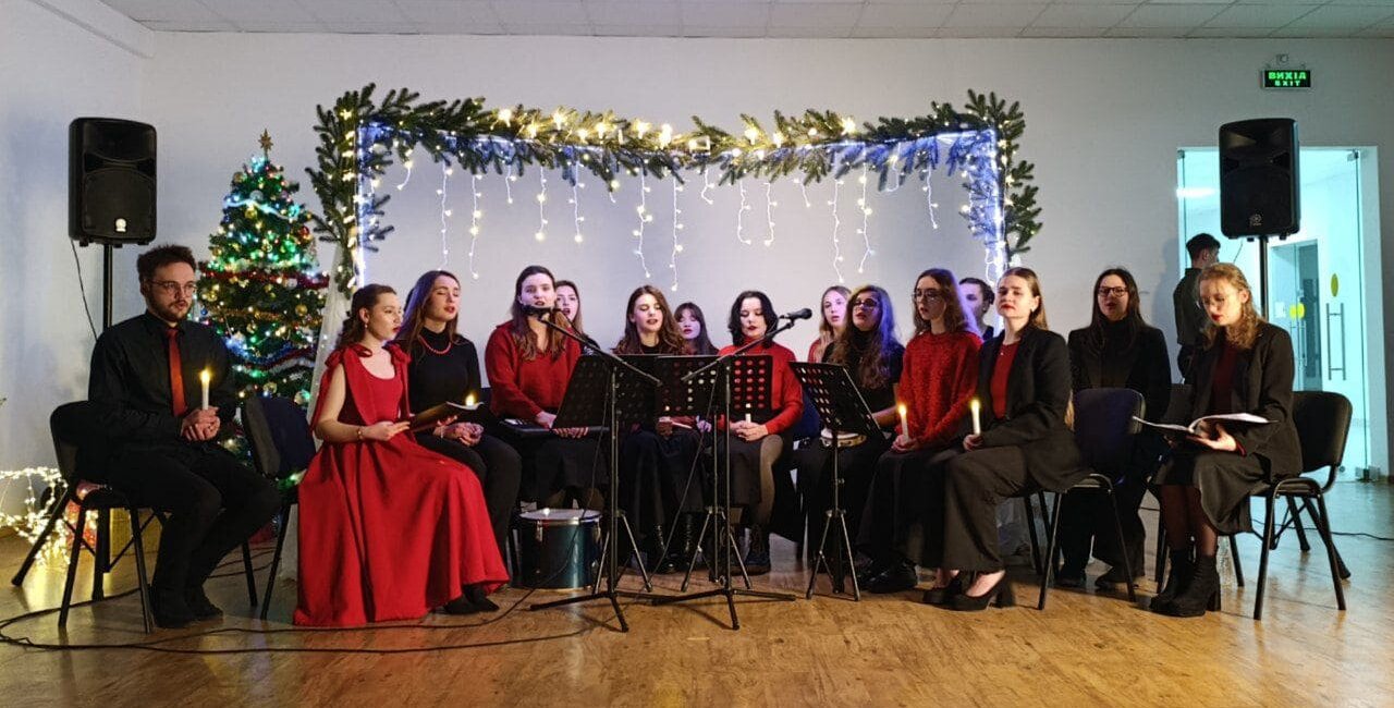 Тепло, вогники і затишок: як звучав голос студентського хору на благодійному звітному концерті «На Різдво – додому»