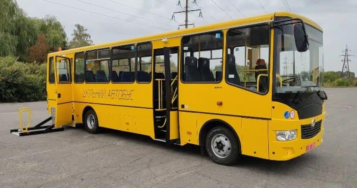 Острозька громада отримала шкільний автобус для Кутянівської школи