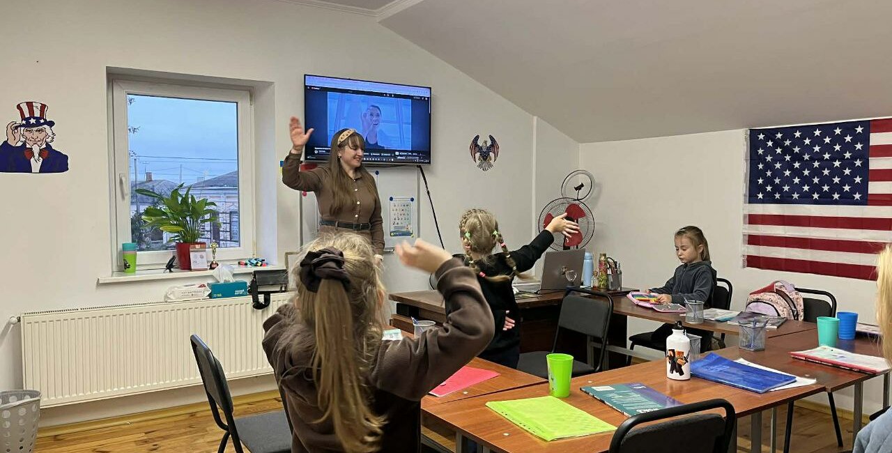 Від «London is the capital…» до Пса Патрона: як острожанка Інна Скрипник “українізовує” підручники англійської мови та формує нову національну свідомість у школярів