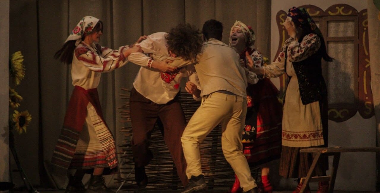 Традиції, гумор і драма: якою була прем’єра вистави «Кайдашева сім’я» в Будинку культури