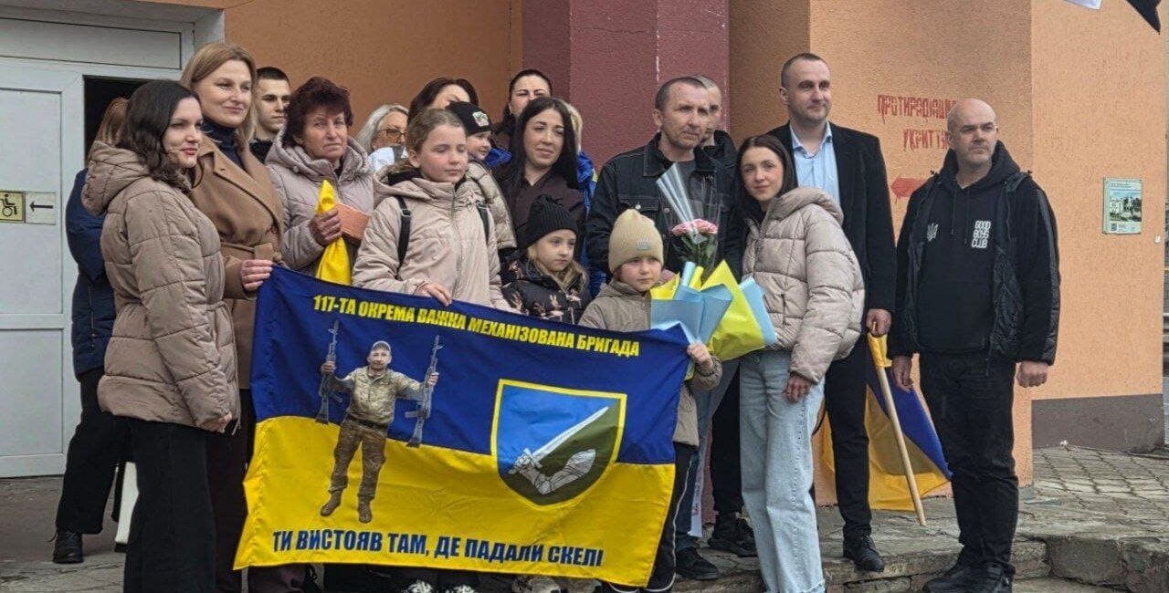 «Щасливий, що дочекався»: в Острозі зустріли звільненого з військового полону Миколу Мозіля