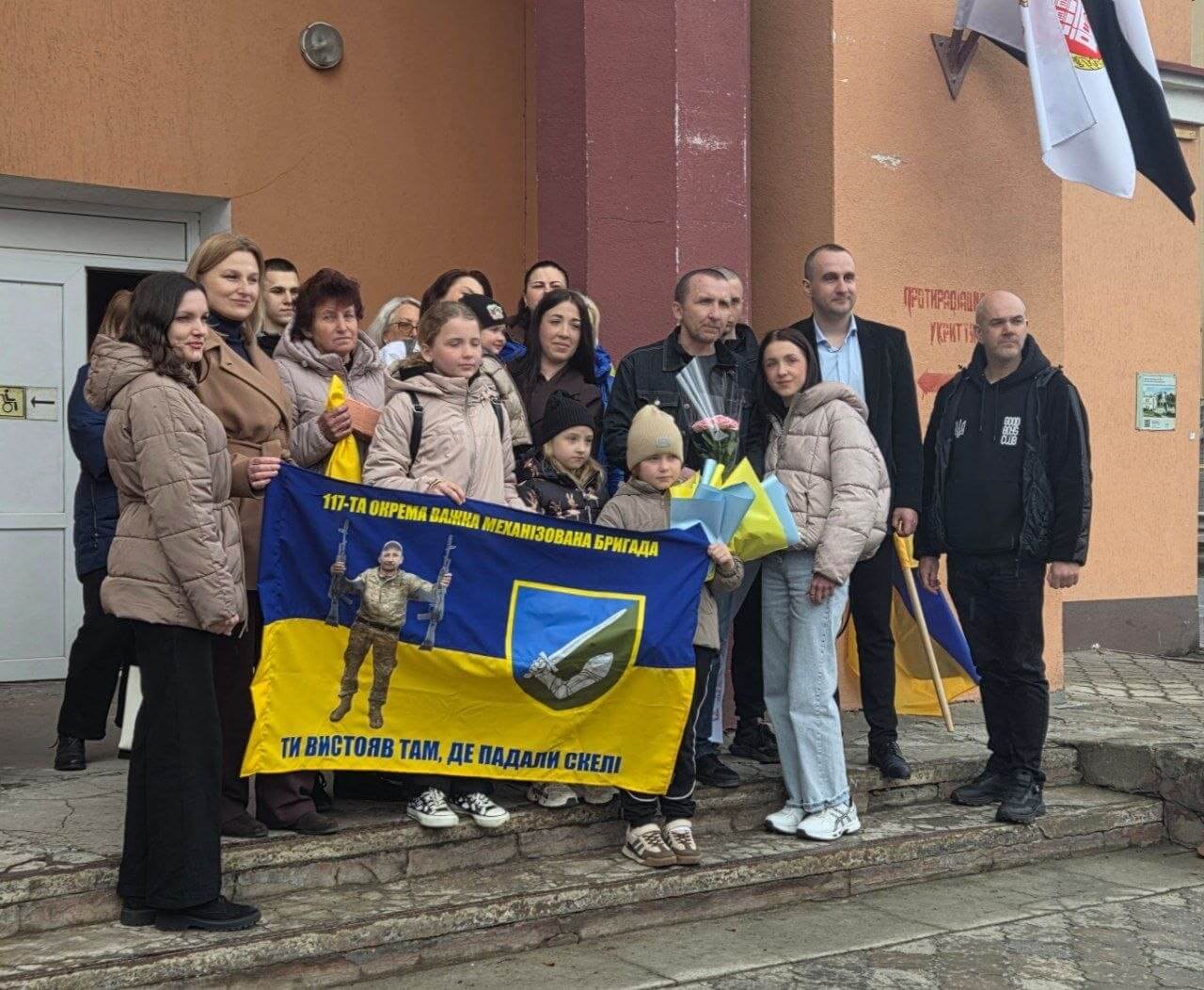 «Щасливий, що дочекався»: в Острозі зустріли звільненого з військового полону Миколу Мозіля