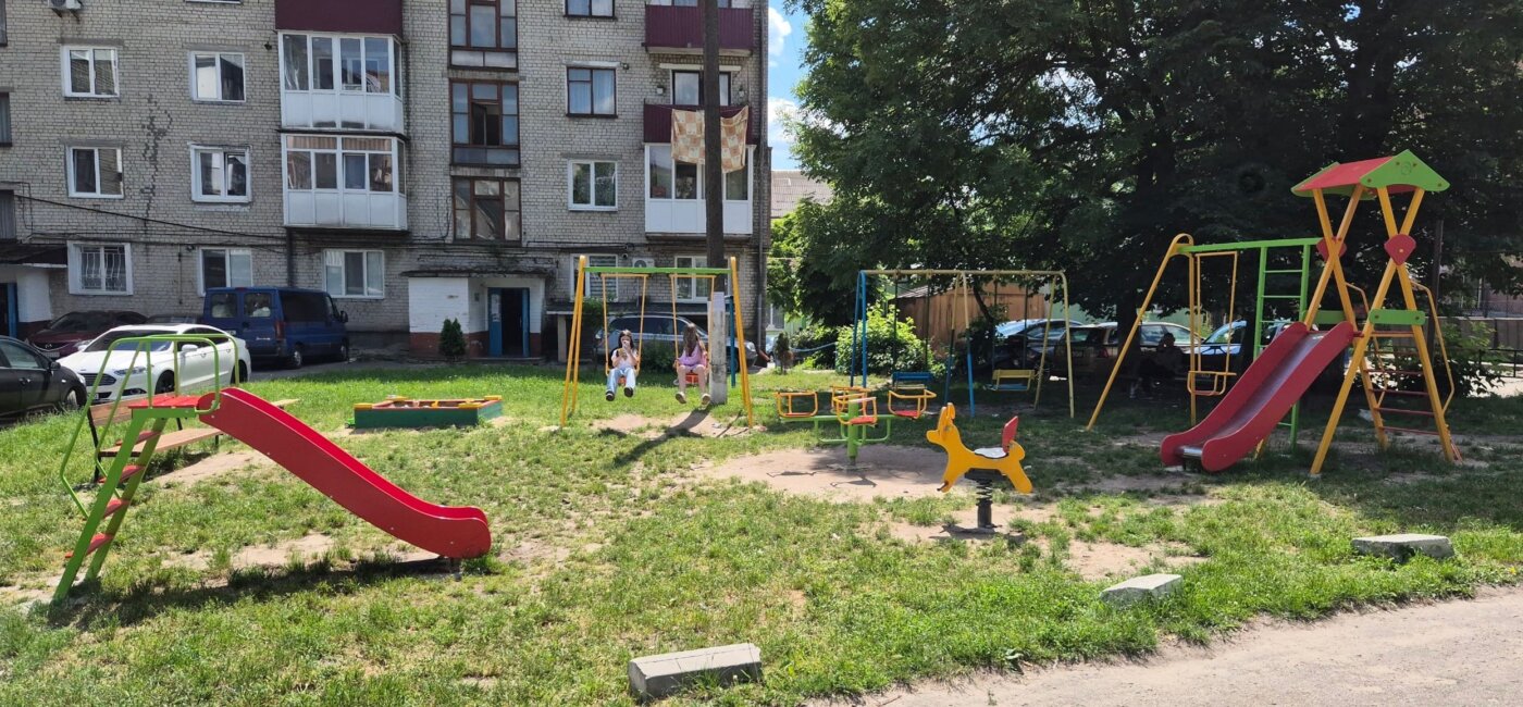 Безпека чи самоорганізація: як в Острозі ремонтують дитячі майданчики та що робити мешканцям