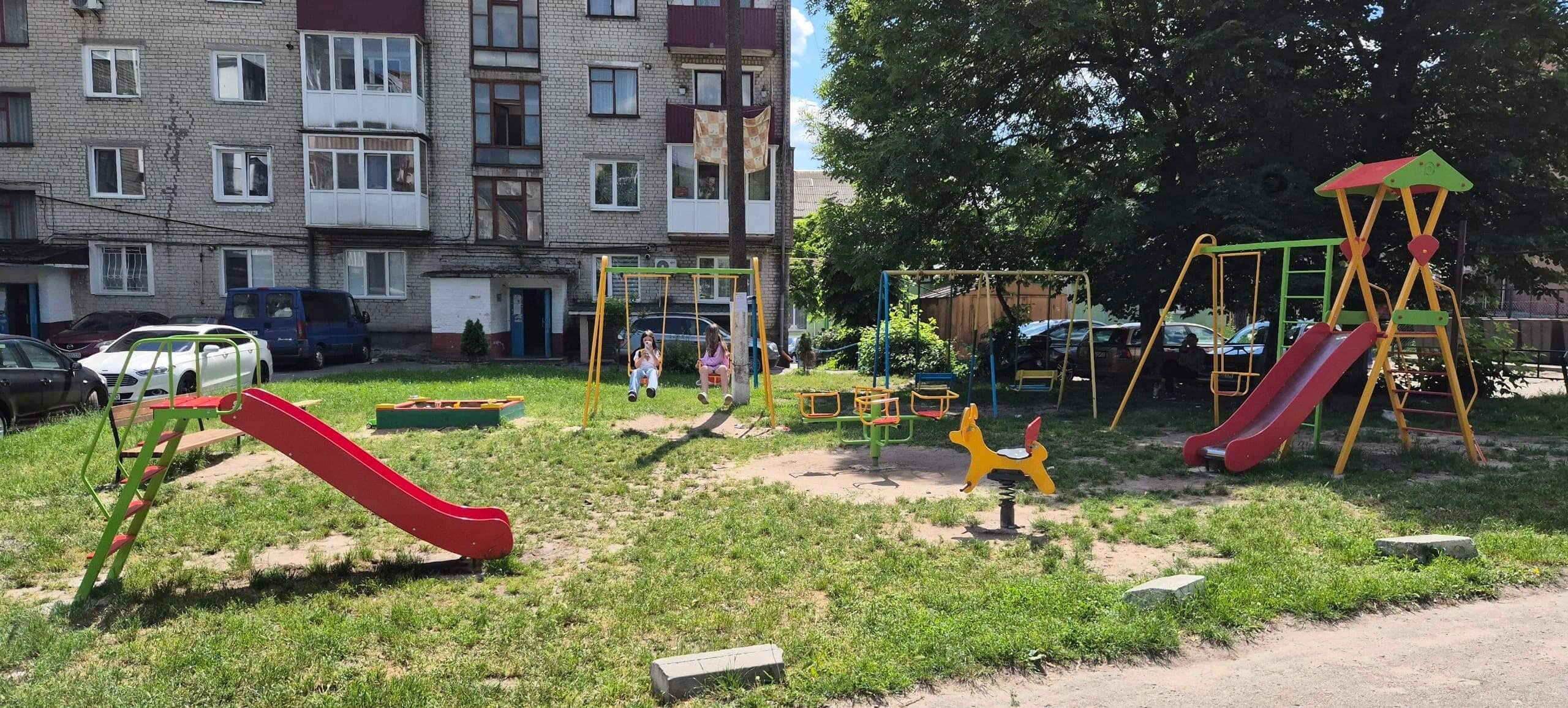 Безпека чи самоорганізація: як в Острозі ремонтують дитячі майданчики та що робити мешканцям (ОНОВЛЕНО)