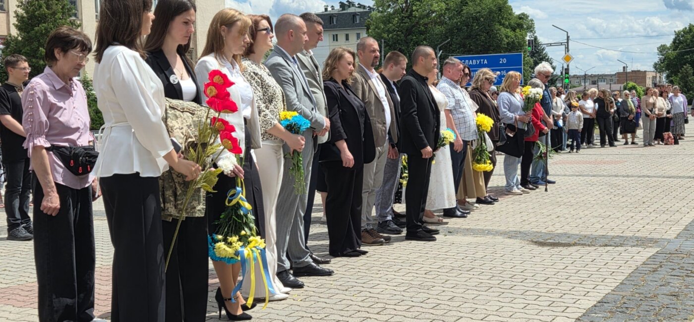 В Острозі відкрили пам’ятні таблички зниклим безвісти й військовополоненим у межах проєкту «Поміж нас»