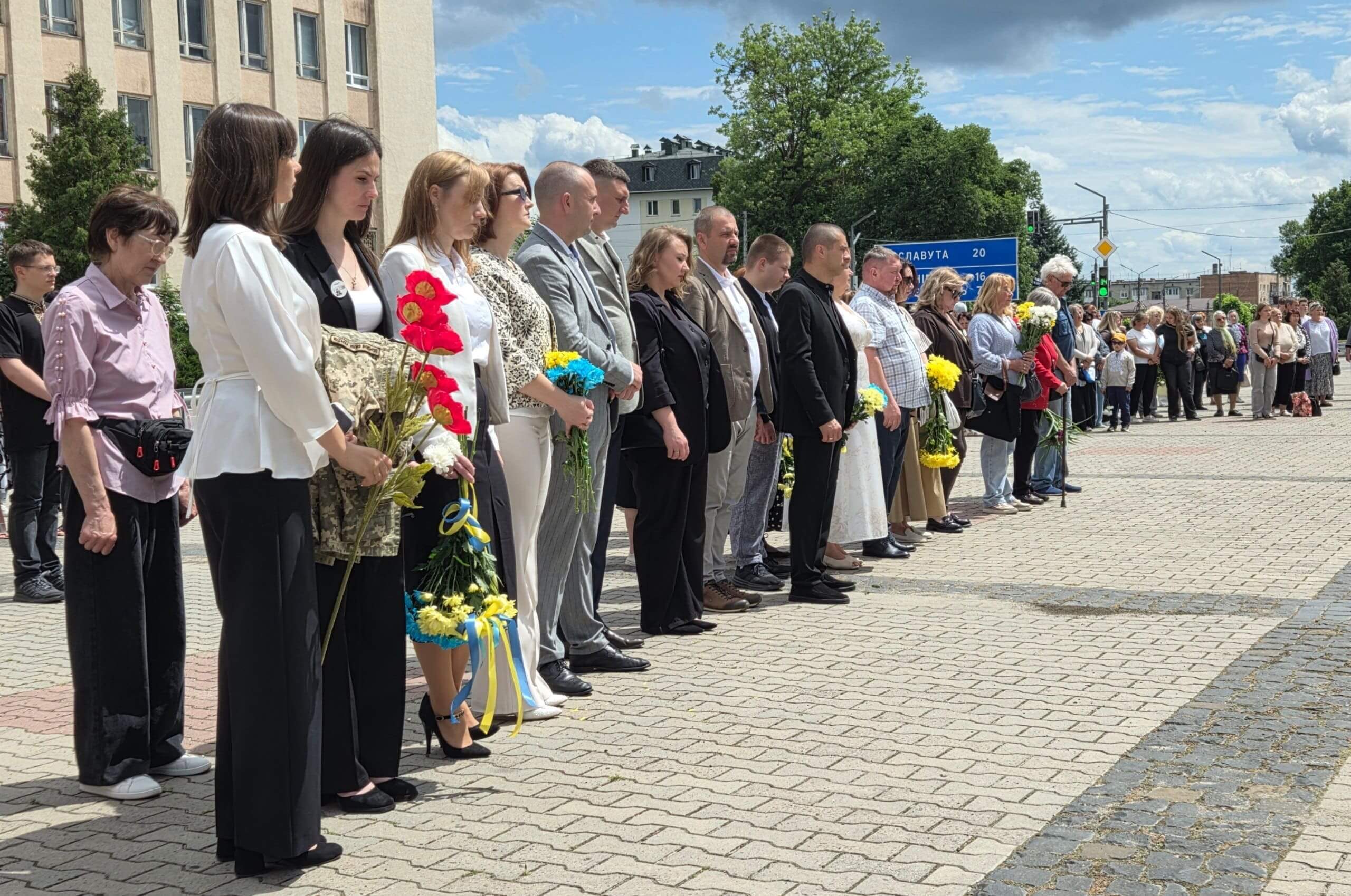 В Острозі відкрили пам’ятні таблички зниклим безвісти й військовополоненим у межах проєкту «Поміж нас»